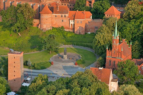 Frombork - Wgorze Katedralne z pomnikiem Mikolaja Kopernika. EU, Pl, Warm-Maz. LOTNICZE.